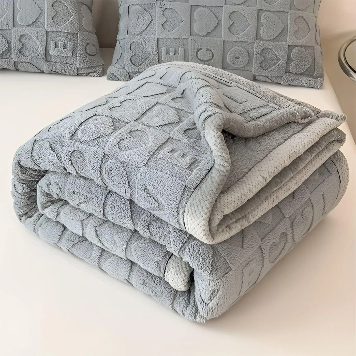 CoralDream Blanket - Warme Fleece-Winterdecke mit beidseitigem Herz- und Buchstabendesign