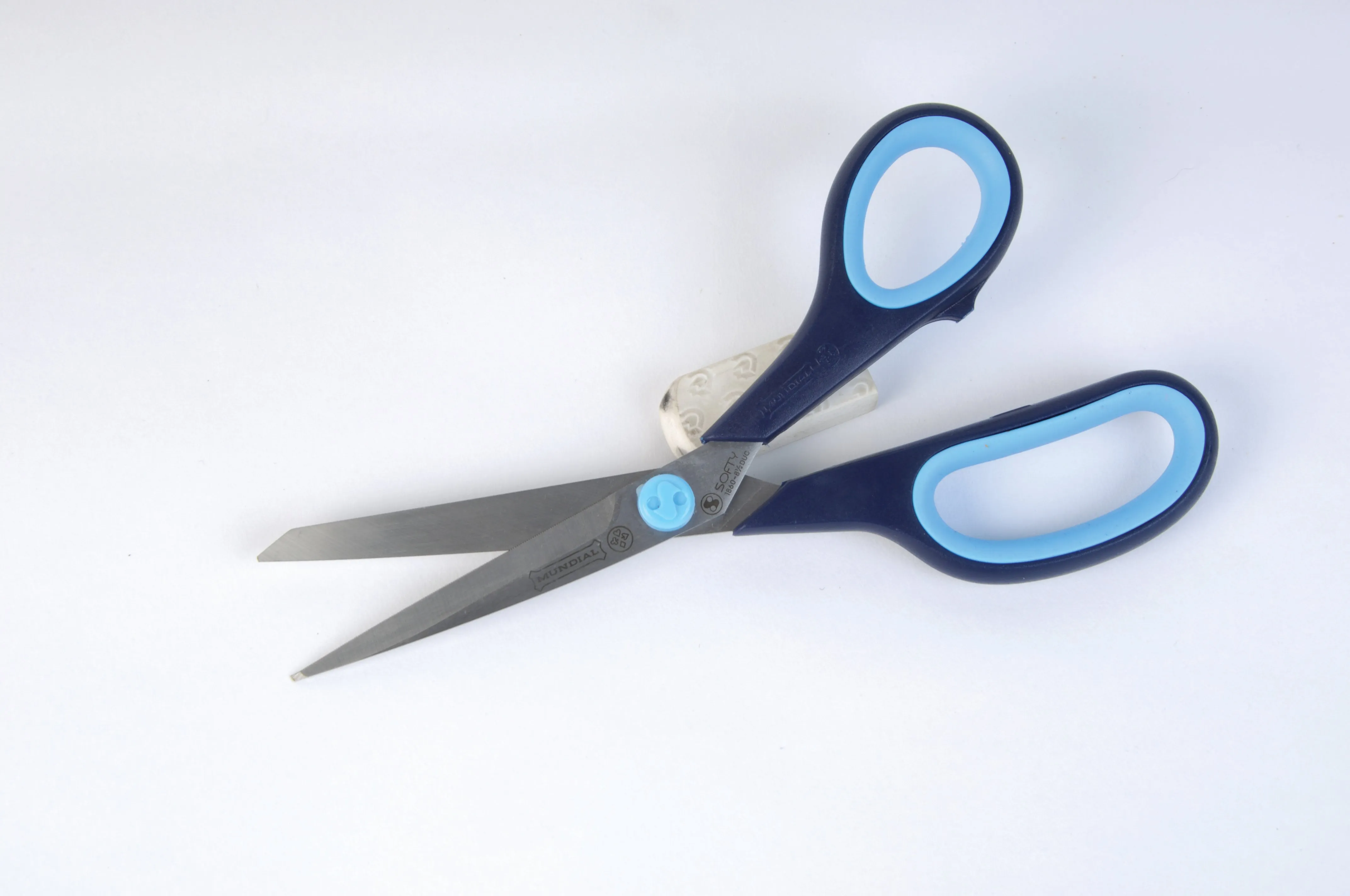 Mundial 8.5" Cushion Soft Scissors